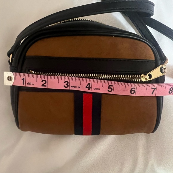 Suede Crossbody or shoulder bag with 2 small inside pockets and one zip front - Picture 6 of 7